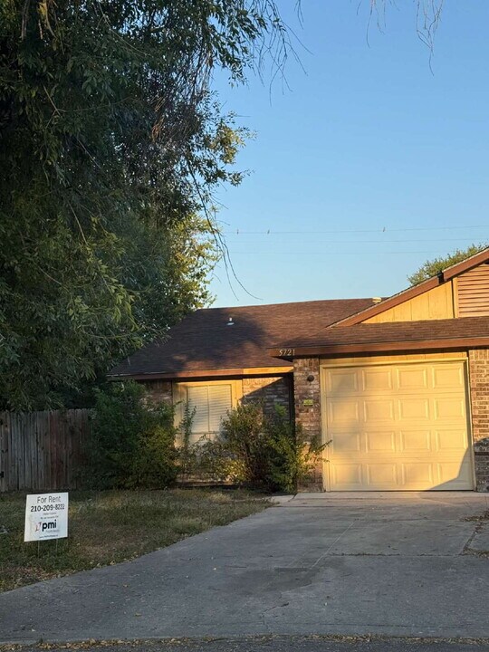 5721 Lochmoor in San Antonio, TX - Building Photo