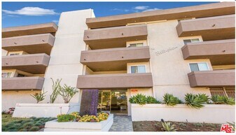 5260 Bellingham Ave in Los Angeles, CA - Building Photo