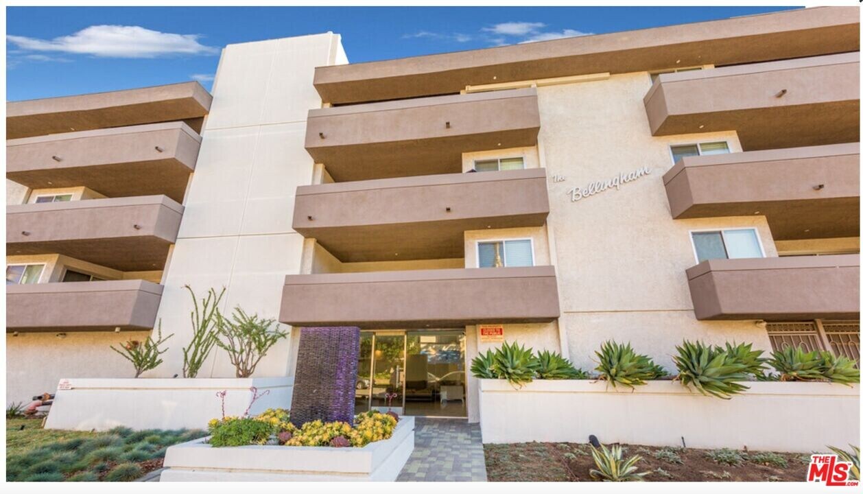 5260 Bellingham Ave in Los Angeles, CA - Building Photo
