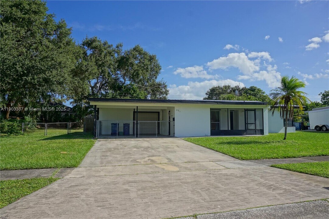 971 Fulton Ln NE in Palm Bay, FL - Building Photo