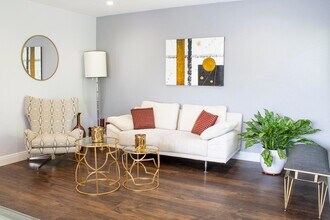 522 Via Colinas in Westlake Village, CA - Foto de edificio - Building Photo