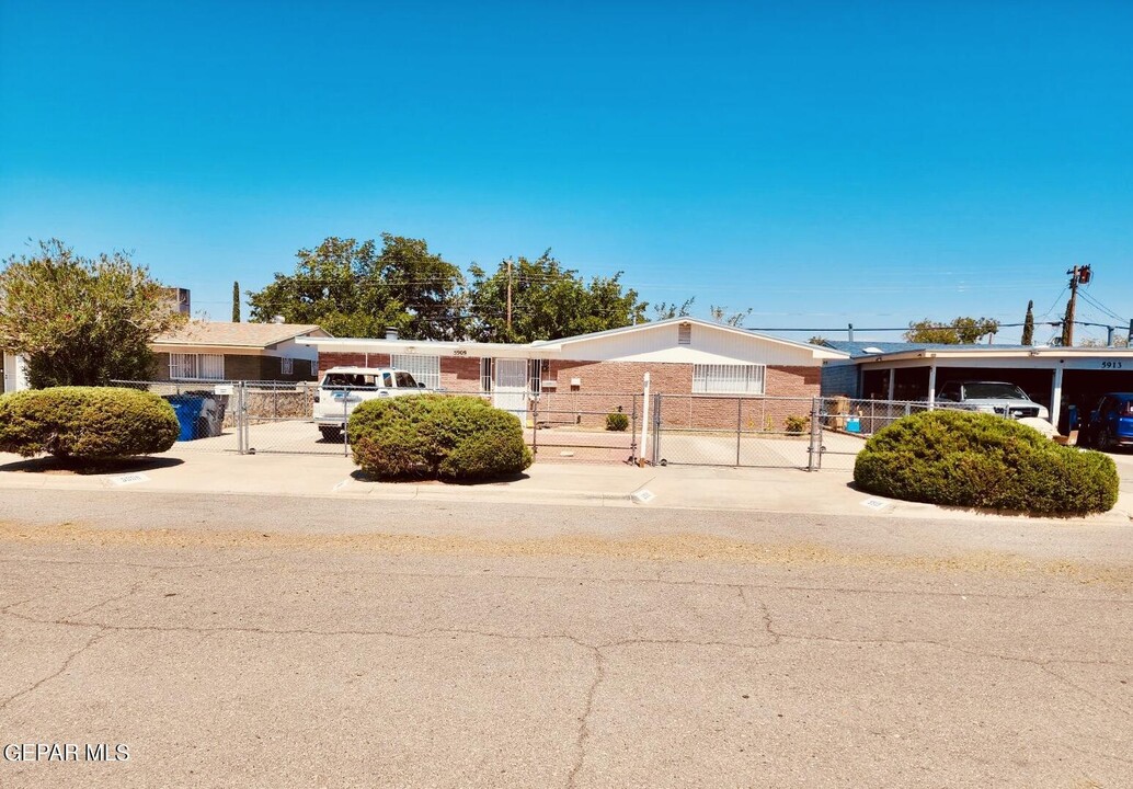 5909 Macaw Ave in El Paso, TX - Foto de edificio