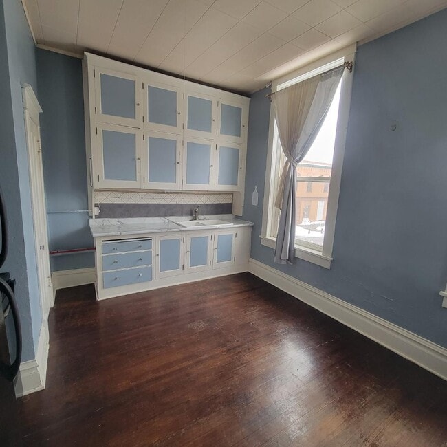 property at 7 E Main St