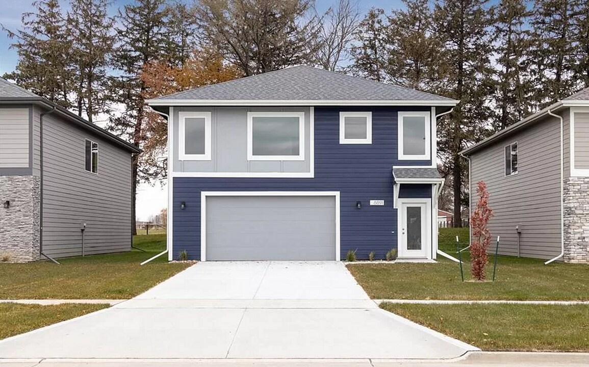 8891 Primo Ln in West Des Moines, IA - Foto de edificio