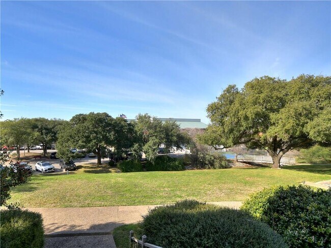 120 World of Tennis Sq in Lakeway, TX - Building Photo - Building Photo