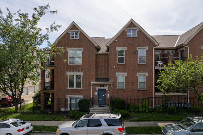 The Courtyard at E. University Condominiums in Cincinnati, OH - Foto de edificio - Building Photo