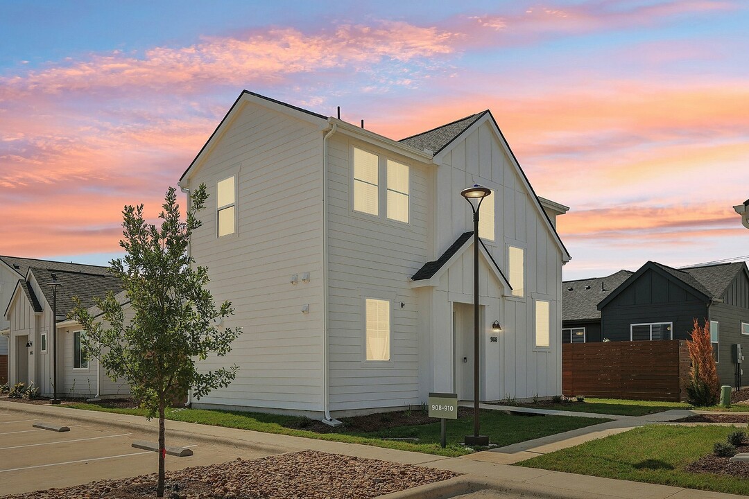 YardHomes Trailside in Pflugerville, TX - Foto de edificio