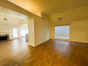 107 S Village Knoll Cir in Spring, TX - Building Photo - Building Photo