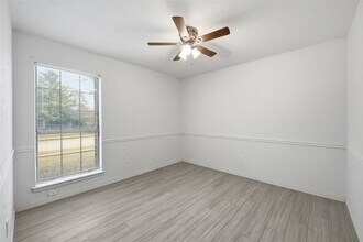 1746 Glencairn Ln in Lewisville, TX - Foto de edificio - Building Photo