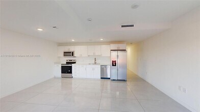 14546 SW 260th St in Princeton, FL - Foto de edificio - Building Photo