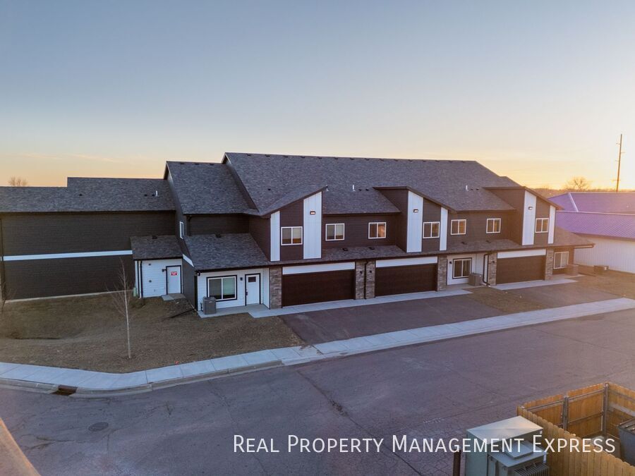 301 Harvest Trail in Harrisburg, SD - Building Photo