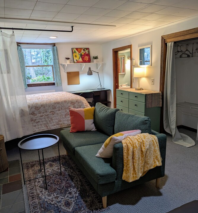 6 Woodlawn Rd in Hadley, MA - Building Photo