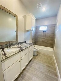 506 Robinson St photo'