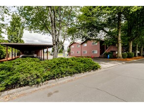 585 Lone Oak Ave in Eugene, OR - Building Photo - Building Photo