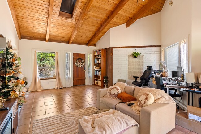 3700 Las Pilitas Rd in Santa Margarita, CA - Foto de edificio - Building Photo