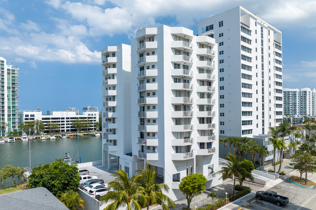 Magaluf Towers in North Bay Village, FL - Building Photo - Building Photo