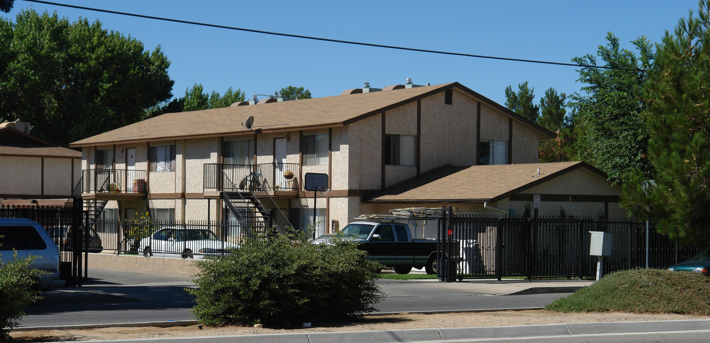 4120 W Avenue L in Lancaster, CA - Foto de edificio