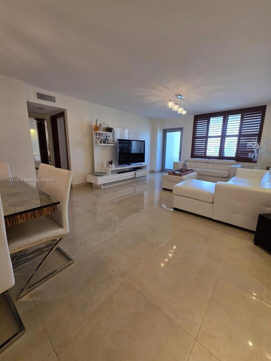 9225 Collins Ave, Unit 1409 in Surfside, FL - Foto de edificio