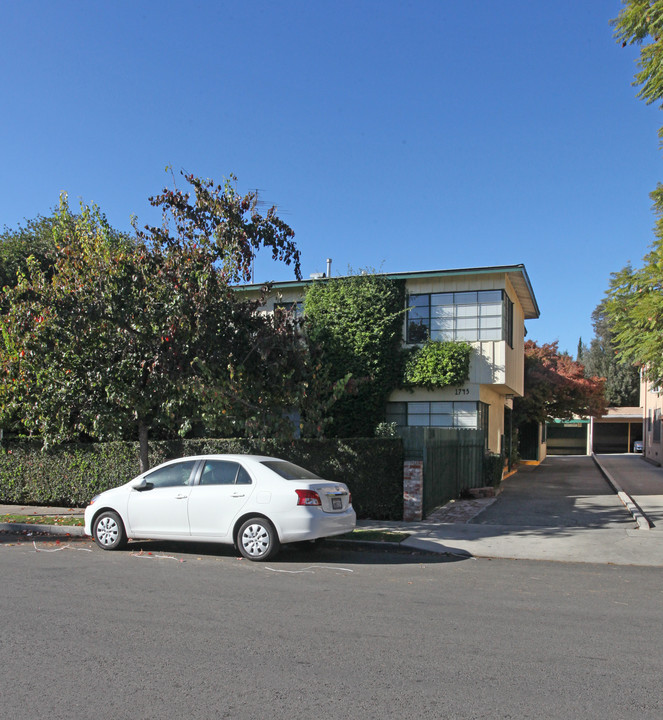 1745 N Mariposa Ave in Los Angeles, CA - Building Photo