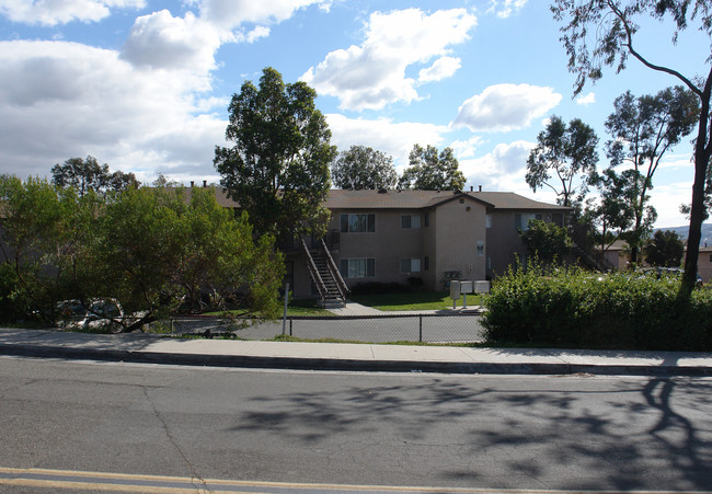 Alaquinas Apartments in San Ysidro, CA - Foto de edificio - Building Photo