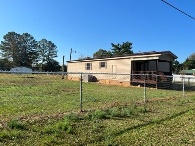 17 Choctaw Rd in Moundville, AL - Building Photo - Building Photo