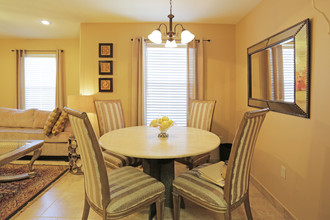 Las Flores Apartments in Laredo, TX - Foto de edificio - Interior Photo