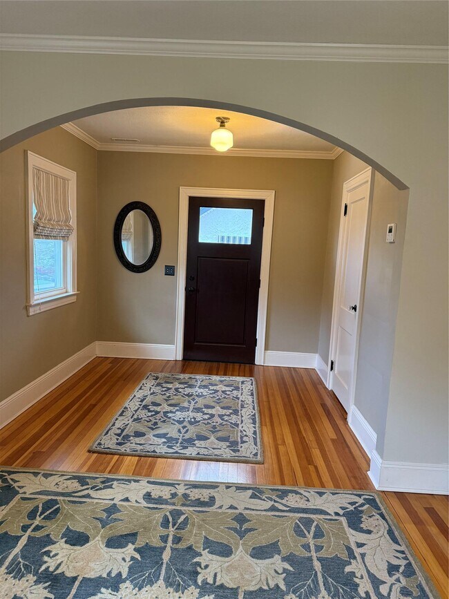 11 Crampton Ave in Great Neck, NY - Building Photo - Building Photo