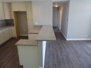 15052 Rice Cir in Huntington Beach, CA - Foto de edificio - Building Photo