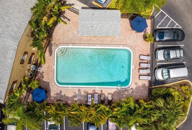 The Apartments at Oak Creek in Clearwater, FL - Foto de edificio - Building Photo