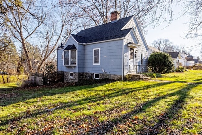 27 Lathrop St in South Hadley, MA - Building Photo - Building Photo