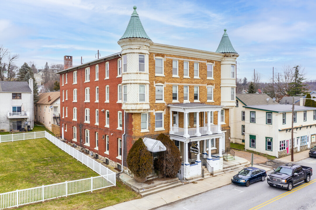 415 W 1st Ave in Parkesburg, PA - Building Photo