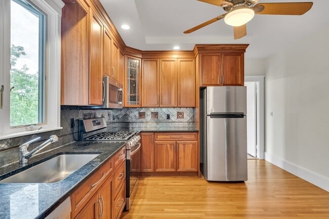 9 Victoria St, Unit 9 in Somerville, MA - Foto de edificio - Building Photo