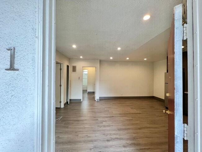 3510 Clarington Ave, Unit 01 in Los Angeles, CA - Building Photo - Building Photo