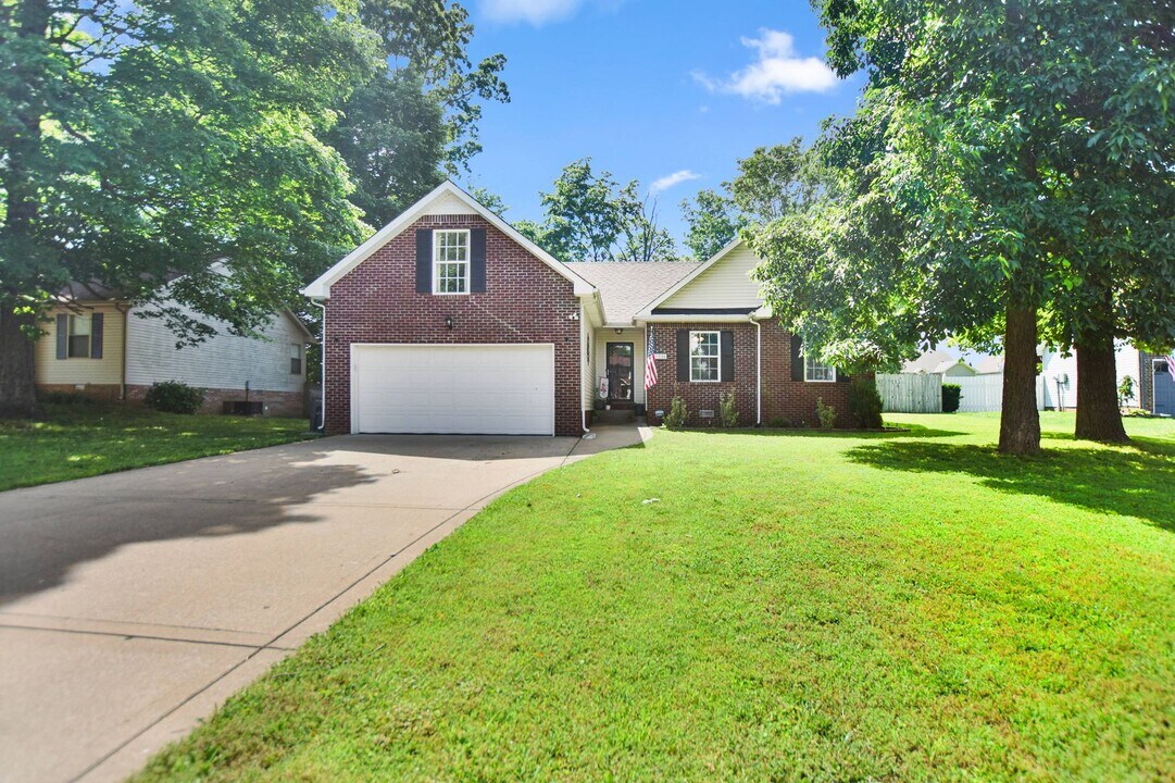 1539 Barrywood Cir W in Clarksville, TN - Building Photo