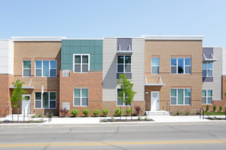 Forest Avenue Village in Des Moines, IA - Foto de edificio - Building Photo