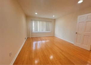 15-83 208th Pl in Queens, NY - Building Photo - Building Photo