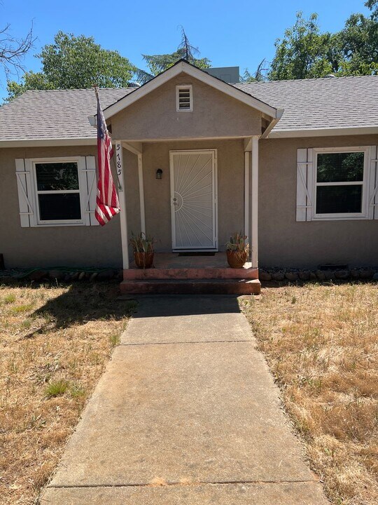 5785 Churn Crk Rd in Redding, CA - Building Photo