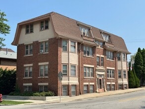 $1350-2 BD/1 BA w/ Heat- HALF OFF FIRST MONTH in Milwaukee, WI - Building Photo - Building Photo