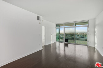 13700 Marina Pointe Dr in Los Angeles, CA - Building Photo - Building Photo