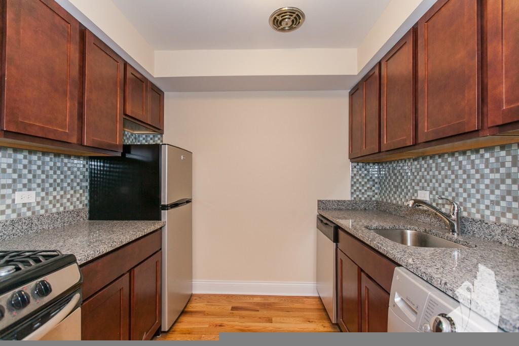 555 W Arlington Pl, Unit 407 in Chicago, IL - Building Photo