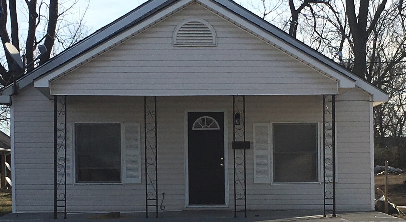 1111 Wisconsin Ave in Joplin, MO - Building Photo
