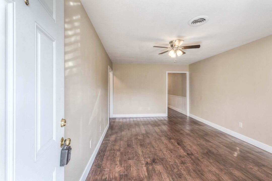 102 W Atlanta St in Broken Arrow, OK - Building Photo