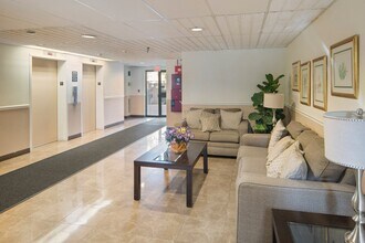 4975 Washington St, Unit 311 in Boston, MA - Building Photo - Building Photo