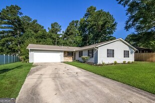 3790 Creekview Cir in College Park, GA - Building Photo