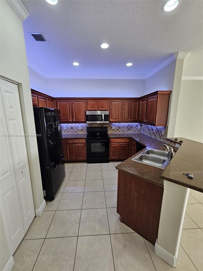 4242 SW 124th Way in Miramar, FL - Foto de edificio - Building Photo
