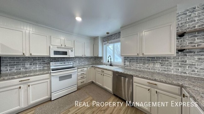 Spacious 4BR, 2BA Gem with Fireplace and Open Basement in Sioux Falls, SD - Building Photo - Building Photo