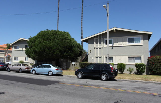 Huntington Street Apartments in Huntington Beach, CA - Foto de edificio - Building Photo