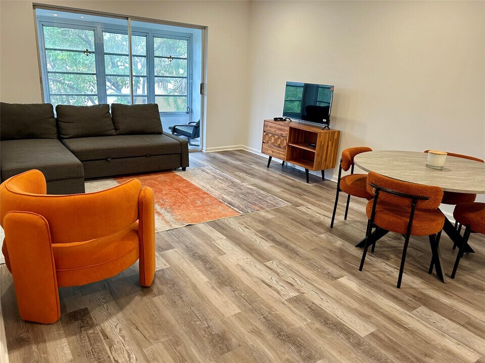 2151 NE 68th St in Fort Lauderdale, FL - Foto de edificio