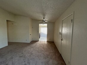 8915 La Haya Way in Elk Grove, CA - Building Photo - Building Photo