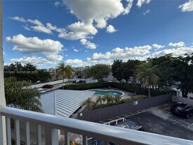 10900 SW 104th St in Miami, FL - Building Photo